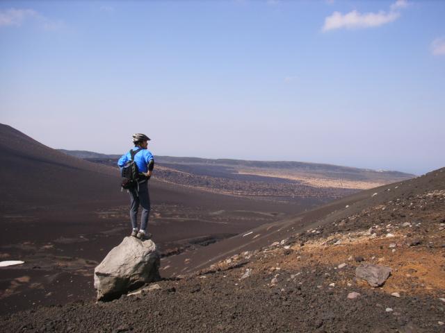 K形山頂上に立つ