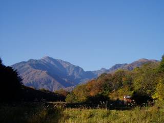 the hut, Mt.Kaikoma, and blue sky
