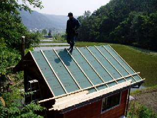 lay thin lumbers to make a room for insulation